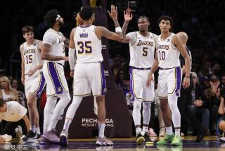 雄鹿队在防 雄鹿队在防